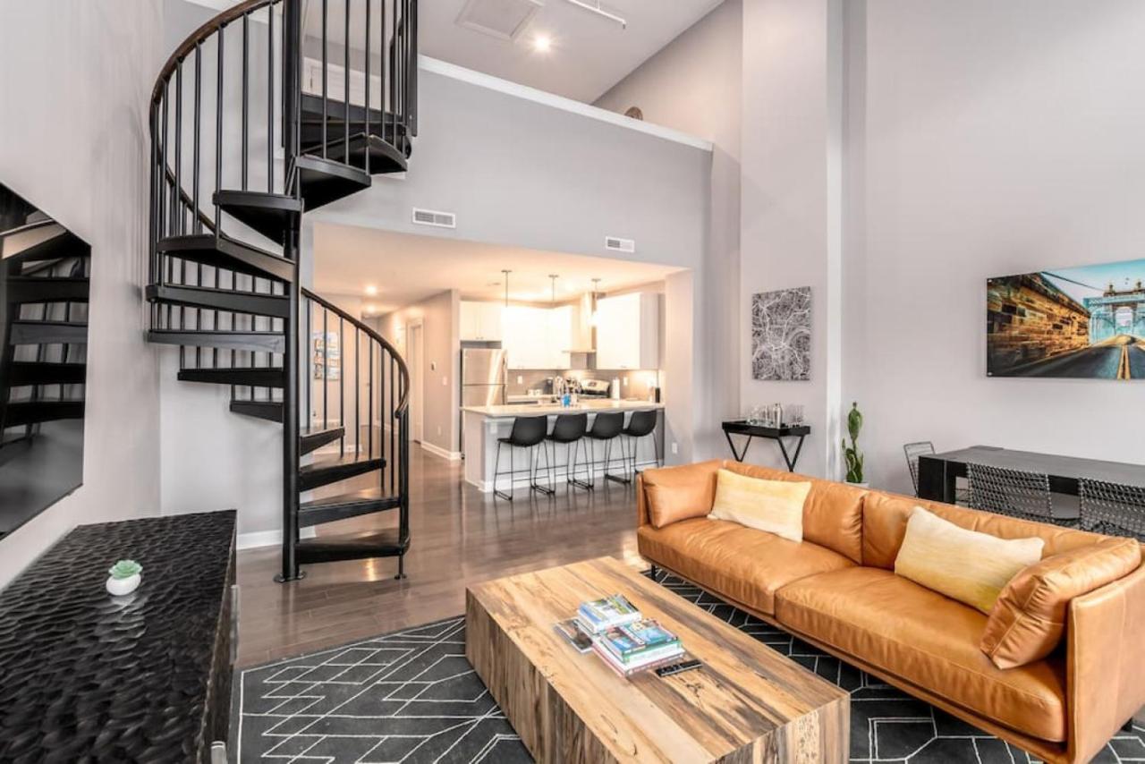 Soaring 2-bedroom Parkside Loft Walkable To It Casa de férias