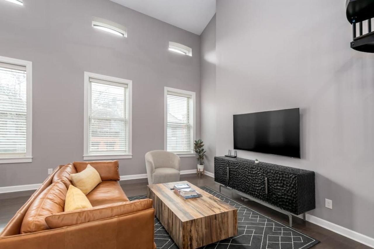 Soaring 2-bedroom Parkside Loft Walkable To It Casa de férias *