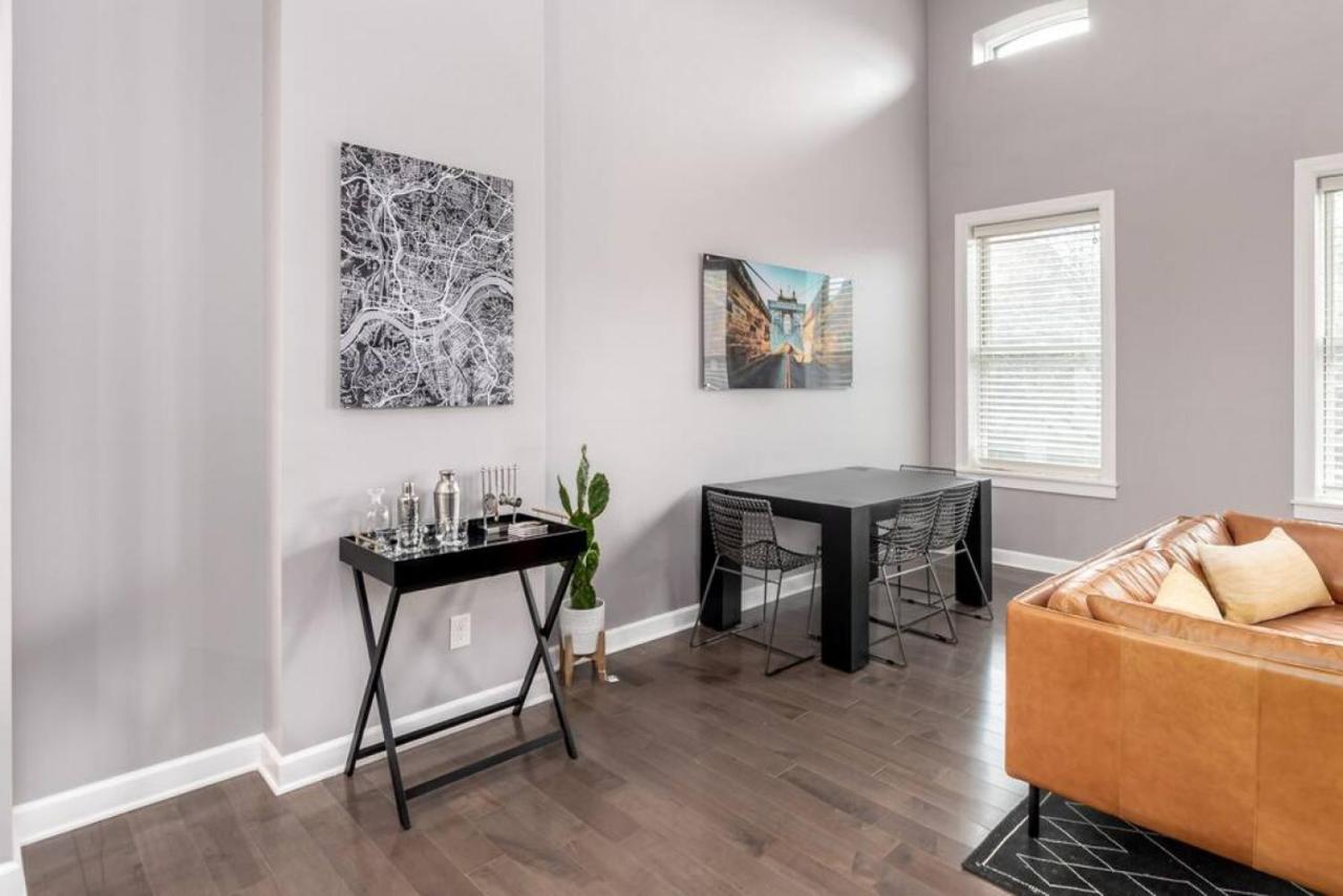 Soaring 2-bedroom Parkside Loft Walkable To It Holiday home *